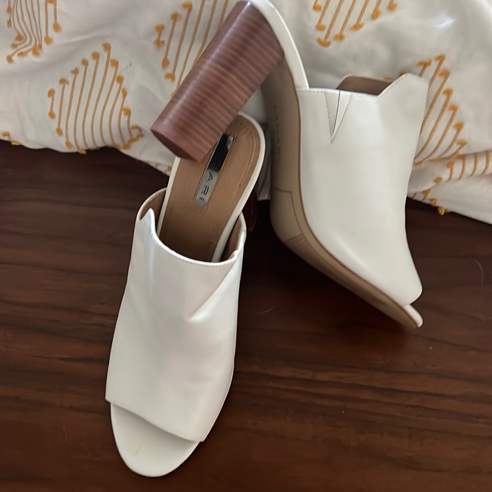 Tahari white leather heels. 10m. Never worn